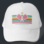 Cool Retro Stripes Custom Text Pickleball Player Trucker Pet<br><div class="desc">Super cool pickleball pet met kleurrijke retro strepen, pickleball paddles en ball. Voeg 2 regels aangepaste tekst toe - aangepaste gezegde, clubnaam, monogram, spelersnaam, enz. Maakt een perfect pickleball cadeau voor pickleball partner, coach, moeder, oma, enz. - ook geweldige petten voor uw club. (Verander gemakkelijk de kleuren van de strepen...</div>