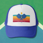 Cool Retro Stripes Custom Text Pickleball Player Trucker Pet<br><div class="desc">Supercool pickleball-pet met kleurrijke retro-strepen,  pekelkoppen en bal. Voeg 2 lijnen van douanetekst toe - douane gezegde,  clubnaam,  monogram,  enz. Maakt een perfect pickleball cadeau voor pickleball partner,  coach - ook geweldige petten voor je club. (verander gemakkelijk de kleuren van de strepen)</div>