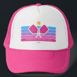 Cool Retro Stripes Custom Text Pickleball Player Trucker Pet<br><div class="desc">Supercool pickleball-pet met kleurrijke retro-strepen,  pekelkoppen en bal. Voeg 2 lijnen van douanetekst toe - douane gezegde,  clubnaam,  monogram,  spelernaam,  enz. Maakt een perfect pickleball cadeau voor pickleball partner,  coach,  moeder,  oma,  etc. - ook geweldige petten voor je club. (verander gemakkelijk de kleuren van de strepen)</div>