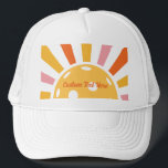 Cool Retro Sunburst Gepersonaliseerd Pickleball Trucker Pet<br><div class="desc">Super leuk pickleball pet met een retro pickleball sunburst en uw aangepaste tekst. Voeg een spelersnaam, de naam van de pickleball club, een grappig gezegde, enz. Maakt het perfecte geschenk / aandenken voor een pickleball party of toernooi of pickleball speciaal evenement. Ontvang passende petten voor je team of pickleball partner....</div>