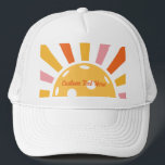 Cool Retro Sunburst Gepersonaliseerd Pickleball Trucker Pet<br><div class="desc">Super leuk pickleball pet met een retro pickleball sunburst en uw aangepaste tekst. Voeg een spelersnaam, de naam van de pickleball club, een grappig gezegde, enz. Maakt het perfecte geschenk / aandenken voor een pickleball party of toernooi of pickleball speciaal evenement. Ontvang passende petten voor je team of pickleball partner....</div>