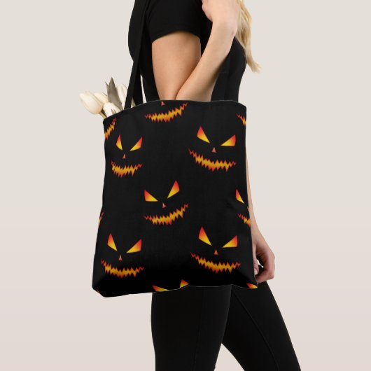 Cool scary Jack O'Lantern face Halloween patroon Tote Bag (Dichtbij)