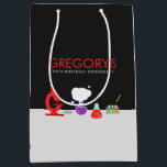 Cool Science Party Medium Cadeauzakje<br><div class="desc">Houdt je kind van wetenschap? Een wetenschappelijk feest is perfect voor de kleine wetenschapper in je leven! Maak van het een explosieve verjaardagsfeestje voor kinderen met de Cool Science Party Gift Bag, ontworpen door Enchantfancy Design Company. Deze middelgrote cadeautas is uitgerust met een wetenschapslaboratorium, compleet met wat je kind nodig...</div>