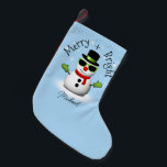 Cool Snowman Merry Bright Christmas Aangepaste naa Kleine Kerstsok<br><div class="desc">Cool Snowman Merry Christmas Winter Custom naam Holiday Stocking. Pas leuke unieke Holiday Home Decor aan. Illustratie van een koele sneeuwman met groene zonnebril en handschoenen,  rode sjaal en zwarte hoed op lichtblauw.</div>