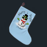 Cool Snowman Merry Bright Christmas Aangepaste naa Kleine Kerstsok<br><div class="desc">Cool Snowman Merry Christmas Winter Custom naam Holiday Stocking. Pas leuke unieke Holiday Home Decor aan. Illustratie van een koele sneeuwman met groene zonnebril en handschoenen,  rode sjaal en zwarte hoed op lichtblauw.</div>