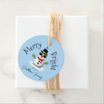 Cool Snowman Merry Bright Christmas Custom Family Bedankjes Labels<br><div class="desc">Cool Snowman Merry Christmas Winter Aangepaste naam Favoriet Tag. Pas leuke unieke kind Party Supplies. Illustratie van een koele sneeuwman met groene zonnebril en handschoenen,  rode sjaal en zwarte hoed op lichtblauw.</div>