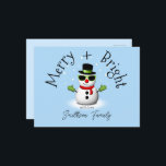 Cool Snowman Merry Bright Christmas Custom Family Briefkaart<br><div class="desc">Cool Snowman Merry Christmas Winter Custom naam Holiday Briefkaart. Pas leuke unieke vakantie kaart. Illustratie van een koele sneeuwman met groene zonnebril en handschoenen,  rode sjaal en zwarte hoed op lichtblauw.</div>
