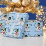 Cool Snowman Merry Bright Christmas Custom Family Cadeaupapier<br><div class="desc">Cool Snowman Merry Bright Christmas Custom Family Wrapping Paper. Schattigee feestelijke winterverjaardagsviering blauw wintersneeuwpop patroon Gift Wrapping Supplies voor kinderen. Illustratie van een koele sneeuwman met groene zonnebril en handschoenen,  rode sjaal en zwarte hoed op de top.</div>