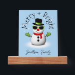 Cool Snowman Merry Bright Christmas Custom Family Fotoplankje<br><div class="desc">Cool Snowman Merry Christmas Winter Custom naam Holiday Afbeelding Ledge. Pas leuke unieke Holiday Home Decor aan. Illustratie van een koele sneeuwman met groene zonnebril en handschoenen,  rode sjaal en zwarte hoed op lichtblauw.</div>