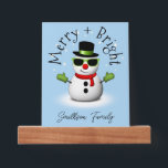 Cool Snowman Merry Bright Christmas Custom Family Fotoplankje<br><div class="desc">Cool Snowman Merry Christmas Winter Custom naam Holiday Afbeelding Ledge. Pas leuke unieke Holiday Home Decor aan. Illustratie van een koele sneeuwman met groene zonnebril en handschoenen,  rode sjaal en zwarte hoed op lichtblauw.</div>