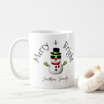 Cool Snowman Merry Bright Christmas Custom Family Koffiemok<br><div class="desc">Cool Snowman Merry Christmas Winter Custom naam Holiday Coffee Mok. Pas leuke unieke Holiday Drinkware aan. Illustratie van een koele sneeuwman met groene zonnebril en handschoenen,  rode sjaal en zwarte hoed op de top.</div>