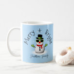 Cool Snowman Merry Bright Christmas Custom Family Koffiemok<br><div class="desc">Cool Snowman Merry Christmas Winter Custom naam Holiday Coffee Mok. Pas leuke unieke Holiday Drinkware aan. Illustratie van een koele sneeuwman met groene zonnebril en handschoenen,  rode sjaal en zwarte hoed op lichtblauw.</div>