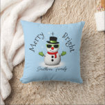 Cool Snowman Merry Bright Christmas Custom Family Kussen<br><div class="desc">Cool Snowman Merry Christmas Winter Custom naam Holiday Kussen. Pas leuke unieke Holiday Home Decor aan. Illustratie van een koele sneeuwman met groene zonnebril en handschoenen,  rode sjaal en zwarte hoed op lichtblauw.</div>