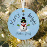 Cool Snowman Merry Bright Christmas Custom Family Metalen Ornament<br><div class="desc">Cool Snowman Merry Christmas Winter Custom naam Holiday Ornament. Pas leuke unieke Holiday Home Decor aan. Illustratie van een koele sneeuwman met groene zonnebril en handschoenen,  rode sjaal en zwarte hoed op lichtblauw.</div>