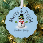 Cool Snowman Merry Bright Christmas Custom Family Ornament Kaart<br><div class="desc">Cool Snowman Merry Christmas Winter Custom naam Holiday Ornament. Illustratie van een koele sneeuwman met groene zonnebril en handschoenen,  rode sjaal en zwarte hoed op lichtblauw.</div>