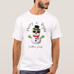 Cool Snowman Merry Bright Christmas Custom Family T-shirt<br><div class="desc">Cool Snowman Merry Christmas Winter Custom naam Holiday T-Shirt. Pas leuke unieke vakantiekleding aan. Illustratie van een koele sneeuwman met groene zonnebril en handschoenen,  rode sjaal en zwarte hoed op de top.</div>