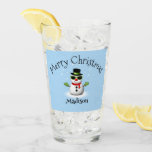 Cool Snowman Merry Christmas Custom Familienaam Glas<br><div class="desc">Cool Snowman Merry Christmas Winter Custom naam Drink Glass. Pas leuke unieke Drinkware aan. Illustratie van een koele sneeuwman met groene zonnebril en handschoenen,  rode sjaal en zwarte hoed op lichtblauw.</div>