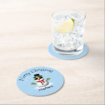 Cool Snowman Merry Christmas Winter Aangepaste naa Ronde Kartonnen Onderzetter<br><div class="desc">Cool Snowman Merry Christmas Winter Aangepaste naam Papier Onderzetters. Illustratie van een koele sneeuwman met groene zonnebril en handschoenen,  rode sjaal en zwarte hoed op lichtblauw.</div>
