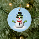 Cool Snowman met Shades en Schattige Smirk Keramisch Ornament<br><div class="desc">Illustratie van een coole sneeuwman met groene zonnebrillen en handschoenen,  rode sjaal en zwarte bovenste hoed.  lichtblauwe ornament kleur en tekst Prettige feestdagen.</div>