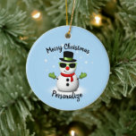 Cool Snowman Schattige Smirk Kerstmis personaliser Keramisch Ornament<br><div class="desc">Merry Xmas - Illustratie van een coole sneeuwman met groene zonnebrillen en handschoenen,  rode sjaal en zwarte bovenste hoed.  lichtblauwe ornament kleur en tekst Prettige feestdagen.</div>