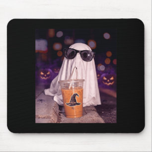 Cool spooky geest drinkt ijskoude koffie halloween muismat