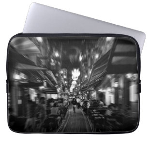Cool, stadfoto van een vrouw die in Istanbul loopt Laptop Sleeve