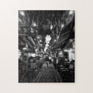 Cool, stadfoto van een vrouw die in Istanbul loopt Legpuzzel