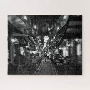 Cool, stadfoto van een vrouw die in Istanbul loopt Legpuzzel