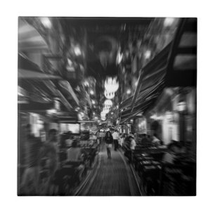 Cool, stadfoto van een vrouw die in Istanbul loopt Tegeltje