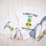 Cool  Sunset Retro Aangepaste Familie Vakantie T-shirt<br><div class="desc">Herbeleef de magie van uw familie avonturen met onze Cool Sunset Retro Custom Family Vacation T-Shirt, de perfecte kleding voor uw volgende onvergetelijke vakantie. Gemaakt met een retro-geïnspireerd ontwerp met een prachtige zonsondergang achtergrond, dit shirt is niet alleen kleding - het is een aandenken aan gekoesterde momenten. Personaliseer het met...</div>