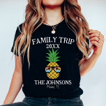 Cool  Sunset Retro Aangepaste Familie Vakantie T-shirt<br><div class="desc">Herbeleef de magie van uw familie avonturen met onze Cool Sunset Retro Custom Family Vacation T-Shirt, de perfecte kleding voor uw volgende onvergetelijke vakantie. Gemaakt met een retro-geïnspireerd ontwerp met een prachtige zonsondergang achtergrond, dit shirt is niet alleen kleding - het is een aandenken aan gekoesterde momenten. Personaliseer het met...</div>