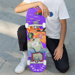 Cool Surreal Funny Unieke aangepaste persoonlijke  Persoonlijk Skateboard<br><div class="desc">Cool Surreal Funny Unieke maatschapskateboard met speciale maataanduiding kenmerkt uw persoonlijke naam in moderne typografie op een leuke collage van auto's, vliegtuigen, eenden, bloemen, vogels en een persoon. Personaliseer door de tekst in het verstrekte tekstvakje uit te geven. Geef een aangepast geschenk, een gepersonaliseerd skateboard aan je favoriete skateboarder voor...</div>