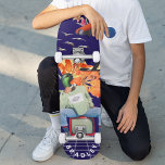 Cool Surreal Funny Unieke aangepaste persoonlijke  Persoonlijk Skateboard<br><div class="desc">Cool Surreal Funny Unieke maatschapskateboard met speciale maataanduiding kenmerkt uw persoonlijke naam in moderne typografie op een leuke collage van auto's, vliegtuigen, eenden, bloemen, vogels en een persoon. Personaliseer door de tekst in het verstrekte tekstvakje uit te geven. Geef een aangepast geschenk, een gepersonaliseerd skateboard aan je favoriete skateboarder voor...</div>