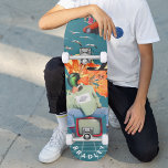 Cool Surreal Funny Unieke aangepaste persoonlijke  Persoonlijk Skateboard<br><div class="desc">Cool Surreal Funny Unieke maatschapskateboard met speciale maataanduiding kenmerkt uw persoonlijke naam in moderne typografie op een leuke collage van auto's, vliegtuigen, eenden, bloemen, vogels en een persoon. Personaliseer door de tekst in het verstrekte tekstvakje uit te geven. Geef een aangepast geschenk, een gepersonaliseerd skateboard aan je favoriete skateboarder voor...</div>