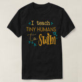 cool swim coach I teach tiny humans to swim swimmi T-shirt (Design voorkant)