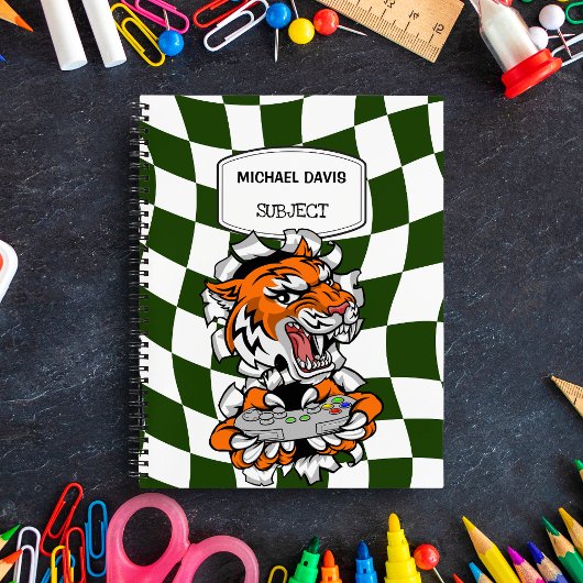 Cool Tiger-gamer met een controller voor videogame Notitieboek