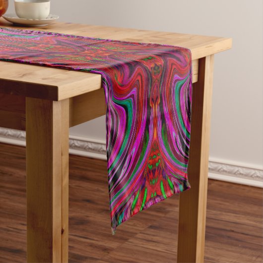 Cool Trippy Magenta, Rode en Groene Golfpatroon Medium Tafelloper (Voorbeeld)