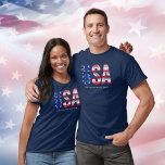 Cool  USA Amerikaanse vlag aangepaste tekst T-shirt<br><div class="desc">Show je trots op de Verenigde Staten met dit door American Flag geïnspireerde ontwerp met de letters USA. Rode en witte strepen en witte sterren vullen de letters. Perfect voor 4 juli, Memorial Day, Veteranendag of zomerpret. Maakt een geweldig cadeau voor iedereen in het leger, leger, veteraan en degenen die...</div>