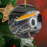 Cool Vliegtuigfoto, Vrolijk Kerstfeest, Personalis Keramisch Ornament<br><div class="desc">Koele vliegtuigfoto,  vrolijke kerst,  gepersonaliseerd keramisch Ornament copyright stijgen in stijl Design LLC.</div>