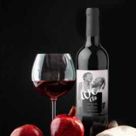 Cool we doen zwart wit modern script bruiloft foto wijn etiket