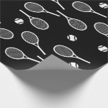 Cool White Retro Tennis Racquets Pattern Black Cadeaupapier<br><div class="desc">Witte en zwarte Tennis-rackpatroon voor hem | Court Summer Tennis Gift for tennis player, white racquet tennis match op een zwarte achtergrond. Speciaal cadeau voor een tennisspeler. Trendy tennisspelers thuis decor. Trendy moderne tennisspelersgiften. Cool retro modern cadeau voor je schooltenniscoach of schooltennisteam! Jongen, mannen, man tennisspeelster verjaardagsgeschenomslag. Tennis player mannen...</div>