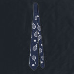 Cool White Retro Tennis Racquets Pattern Blue Stropdas<br><div class="desc">White en marine blue Tennis Rackets Pattern voor hem | Court Summer Tennis Gift for tennis player, white racquet tennis match op een blauw marineklein. Speciaal cadeau voor een tennisspeler. Trendy tennisspelers thuis decor. Trendy moderne tennisspelersgiften. Cool retro modern cadeau voor je schooltenniscoach of schooltennisteam! Jongen, mannen, man tennisspeler stropdas....</div>