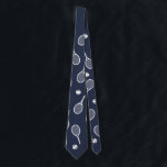 Cool White Retro Tennis Racquets Pattern Blue Stropdas<br><div class="desc">White en marine blue Tennis Rackets Pattern voor hem | Court Summer Tennis Gift for tennis player, white racquet tennis match op een blauw marineklein. Speciaal cadeau voor een tennisspeler. Trendy tennisspelers thuis decor. Trendy moderne tennisspelersgiften. Cool retro modern cadeau voor je schooltenniscoach of schooltennisteam! Jongen, mannen, man tennisspeler stropdas....</div>