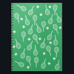 Cool White Retro Tennis Racquets Pattern Green Notitieboek<br><div class="desc">Witte en groene tennis-rackpatronen voor hem | Court Summer Tennis Gift for tennis player, white racquet tennis match op een groene achtergrond. Speciaal cadeau voor een tennisspeler. Trendy tennisspelers thuis decor. Trendy moderne tennisspelersgiften. Cool retro modern cadeau voor je schooltenniscoach of schooltennisteam! Jongen, mannen, man tennisspeelster verjaardagsgeschenomslag. Tennis player mannen...</div>