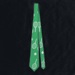 Cool White Retro Tennis Racquets Pattern Green Stropdas<br><div class="desc">Witte en groene tennis-rackpatronen voor hem | Court Summer Tennis Gift for tennis player, white racquet tennis match op een groene achtergrond. Speciaal cadeau voor een tennisspeler. Trendy tennisspelers thuis decor. Trendy moderne tennisspelersgiften. Cool retro modern cadeau voor je schooltenniscoach of schooltennisteam! Jongen, mannen, man tennisspeelster verjaardagsgeschenomslag. Tennis player mannen...</div>