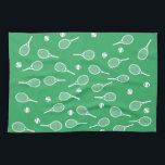 Cool White Retro Tennis Racquets Pattern Green Theedoek<br><div class="desc">Witte en groene tennis-rackpatronen voor hem | Court Summer Tennis Gift for tennis player, white racquet tennis match op een groene achtergrond. Speciaal cadeau voor een tennisspeler. Trendy tennisspelers thuis decor. Trendy moderne tennisspelersgiften. Cool retro modern cadeau voor je schooltenniscoach of schooltennisteam! Jongen, mannen, man tennisspeelster verjaardagsgeschenomslag. Tennis player mannen...</div>