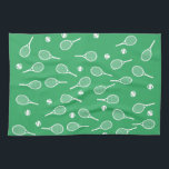 Cool White Retro Tennis Racquets Pattern Green Theedoek<br><div class="desc">Witte en groene tennis-rackpatronen voor hem | Court Summer Tennis Gift for tennis player, white racquet tennis match op een groene achtergrond. Speciaal cadeau voor een tennisspeler. Trendy tennisspelers thuis decor. Trendy moderne tennisspelersgiften. Cool retro modern cadeau voor je schooltenniscoach of schooltennisteam! Jongen, mannen, man tennisspeelster verjaardagsgeschenomslag. Tennis player mannen...</div>