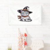 Cool Witch Cat – Schattige Halloween Kat met Heart Spandoek (Insitu)