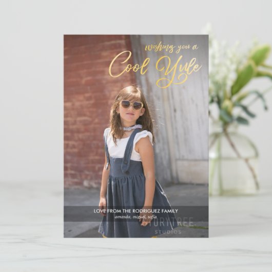 Cool Yule Faux Gold Script met uw fotofeestdag Feestdagenkaart (Staand voorkant)