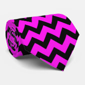 Cool Zwart en helder neon roze Chevron patroon Stropdas (Opgerold)